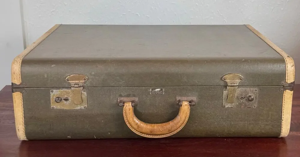 Airess Atlas of Chicago Green Fiberglass Suitcase Vintage Luggage
